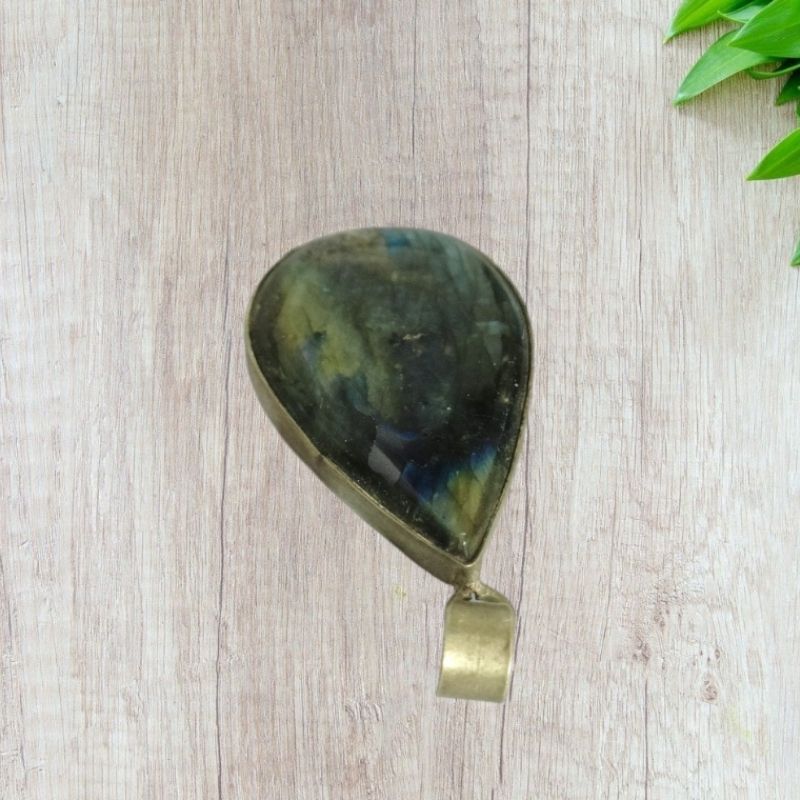 Labradorite Leaf Metal Pendant for Intuition Psychic Protection